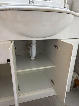 Mueble de baño blanco, lavabo de mármol y espejo