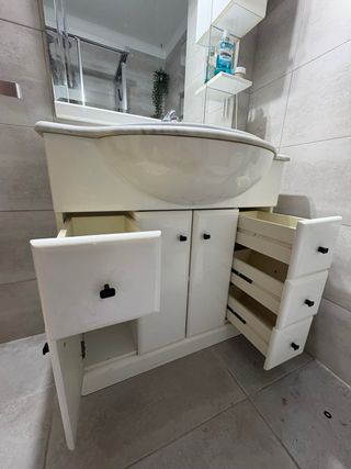 Mueble de baño blanco, lavabo de mármol y espejo