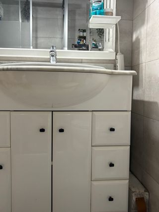 Mueble de baño blanco, lavabo de mármol y espejo