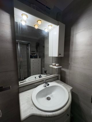 Mueble de baño blanco, lavabo de mármol y espejo