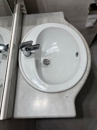 Mueble de baño blanco, lavabo de mármol y espejo
