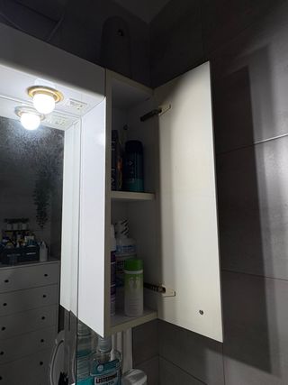 Mueble de baño blanco, lavabo de mármol y espejo