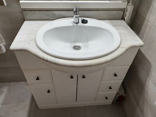 Mueble de baño blanco, lavabo de mármol y espejo
