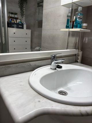 Mueble de baño blanco, lavabo de mármol y espejo