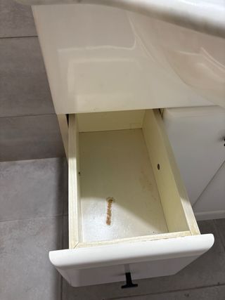 Mueble de baño blanco, lavabo de mármol y espejo