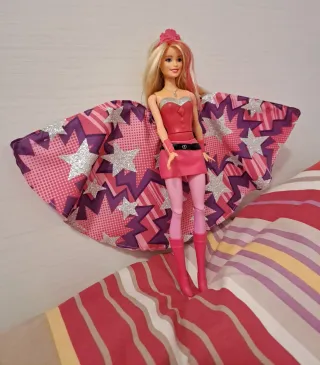 Barbie Supereroina con Mantello Stellato
