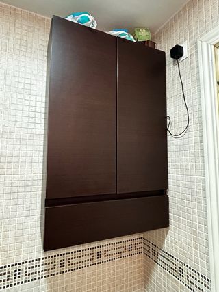 Mueble de baño con lavabo y espejo