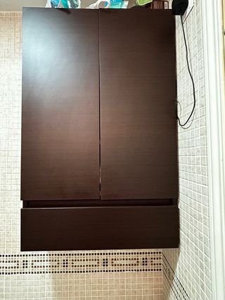 Mueble de baño con lavabo y espejo