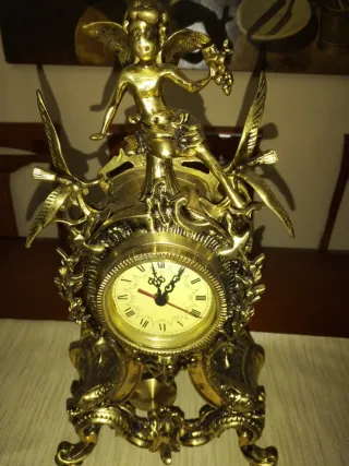 Candelabros y reloj dorado