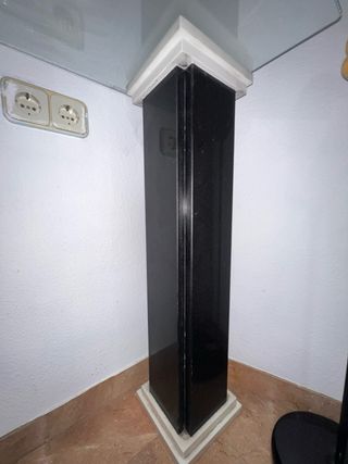 Tocador cristal y columnas granito