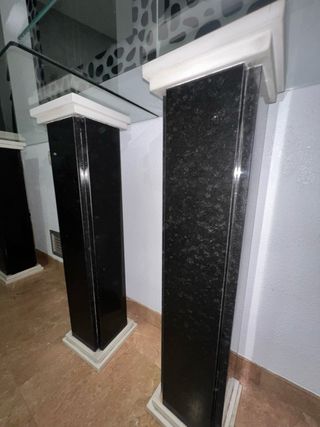 Tocador cristal y columnas granito