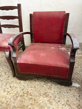 DOS Sillas victorianas de madera y cuero