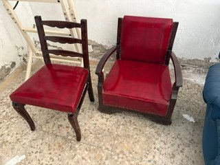 Dos Sillas antiguas de madera y cuero nuevo.