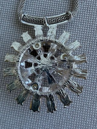 Collar vintage con pedrería y perlas