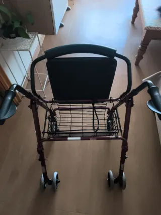 Andador plegable con ruedas. Precio NO negociable.