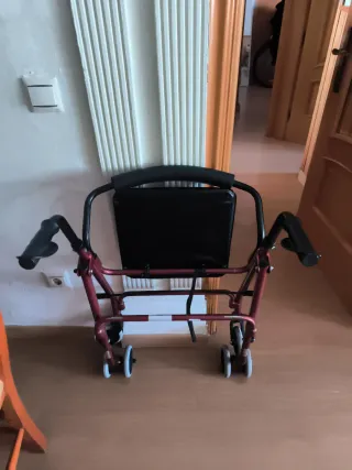Andador plegable con ruedas. Precio NO negociable.