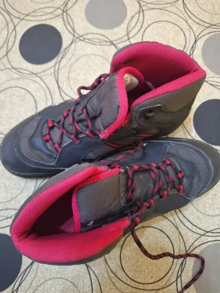 Botas de montaña Quechua negras y rojas