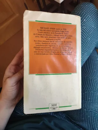 Libro lectura clásica momo