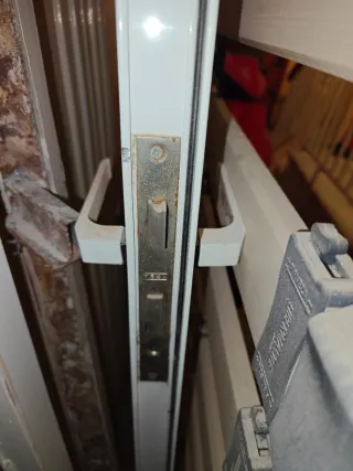 Puerta blanca con cristal