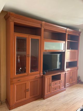Mueble de salón de madera y cristal. No incluye TV