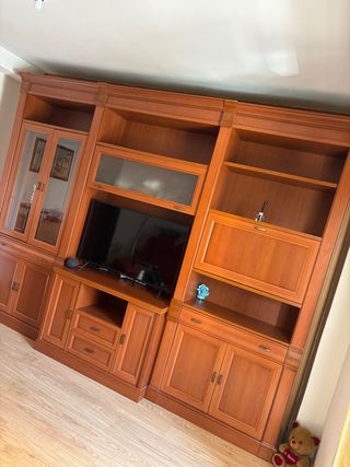 Mueble de salón de madera y cristal. No incluye TV