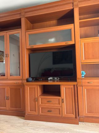 Mueble de salón de madera y cristal. No incluye TV