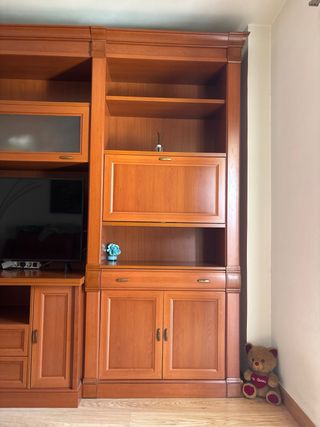 Mueble de salón de madera y cristal. No incluye TV