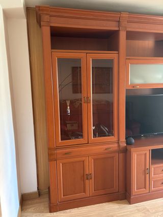 Mueble de salón de madera y cristal. No incluye TV