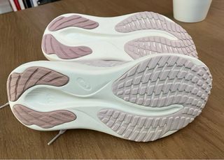 Zapatillas ASICS rosa claro.