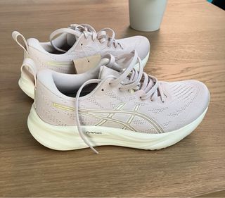 Zapatillas ASICS rosa claro.