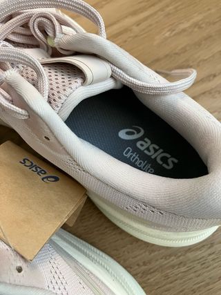 Zapatillas ASICS rosa claro.