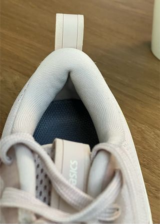 Zapatillas ASICS rosa claro.