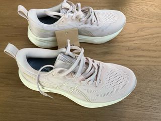 Zapatillas ASICS rosa claro.