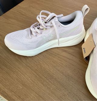 Zapatillas ASICS rosa claro.