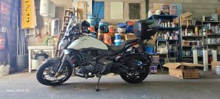 Zontes Naked Moto Negra y Blanca