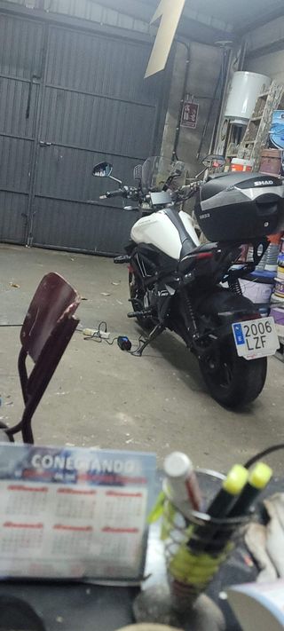 Zontes Naked Moto Negra y Blanca