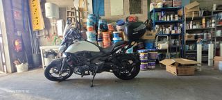 Zontes Naked Moto Negra y Blanca