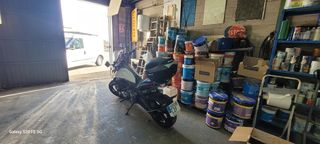 Zontes Naked Moto Negra y Blanca