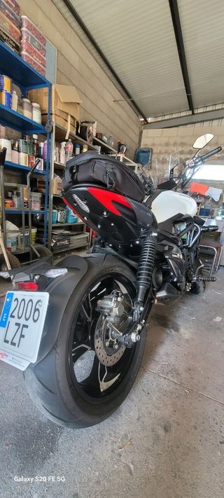 Zontes Naked Moto Negra y Blanca