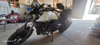 Zontes Naked Moto Negra y Blanca