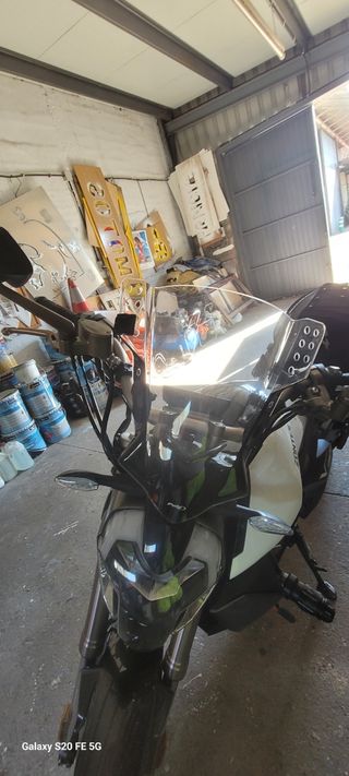 Zontes Naked Moto Negra y Blanca