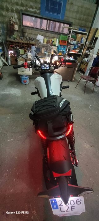 Zontes Naked Moto Negra y Blanca