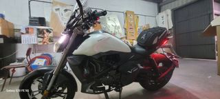 Zontes Naked Moto Negra y Blanca