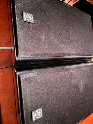Altavoces Yamaha Negros