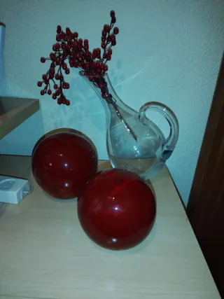 Bolas rojas y jarrón de cristal