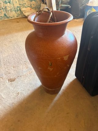 Jarrón de barro antiguo decorado