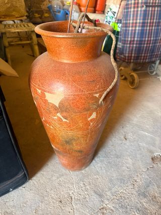 Jarrón de barro antiguo decorado