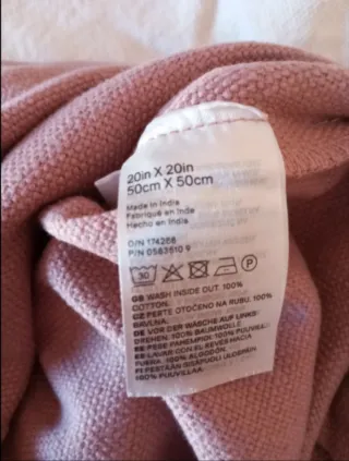 Funda de cojín rosa con borlas