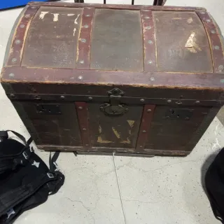 Baúl antiguo de madera