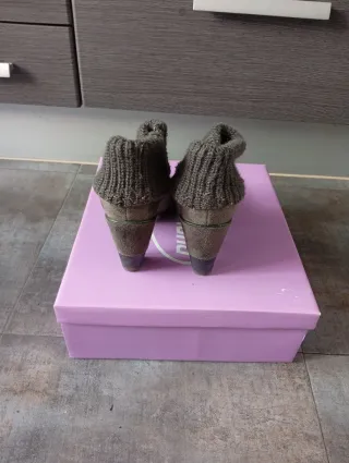 Botines grises con tejido